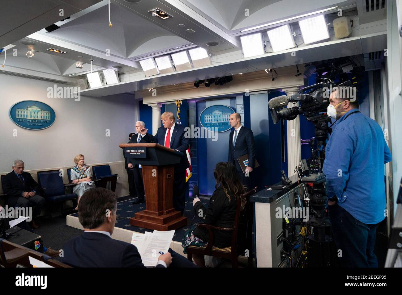 Le président américain Donald Trump répond à une question des journalistes lors du quotidien COVID-19, exposé sur le coronavirus dans la salle de presse de la Maison Blanche le 9 avril 2020 à Washington, DC. Banque D'Images