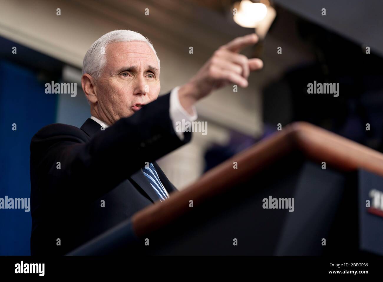 Le vice-président américain Mike Pence répond à une question des journalistes lors du quotidien COVID-19, exposé sur le coronavirus dans la salle de presse de la Maison Blanche le 9 avril 2020 à Washington, DC. Banque D'Images