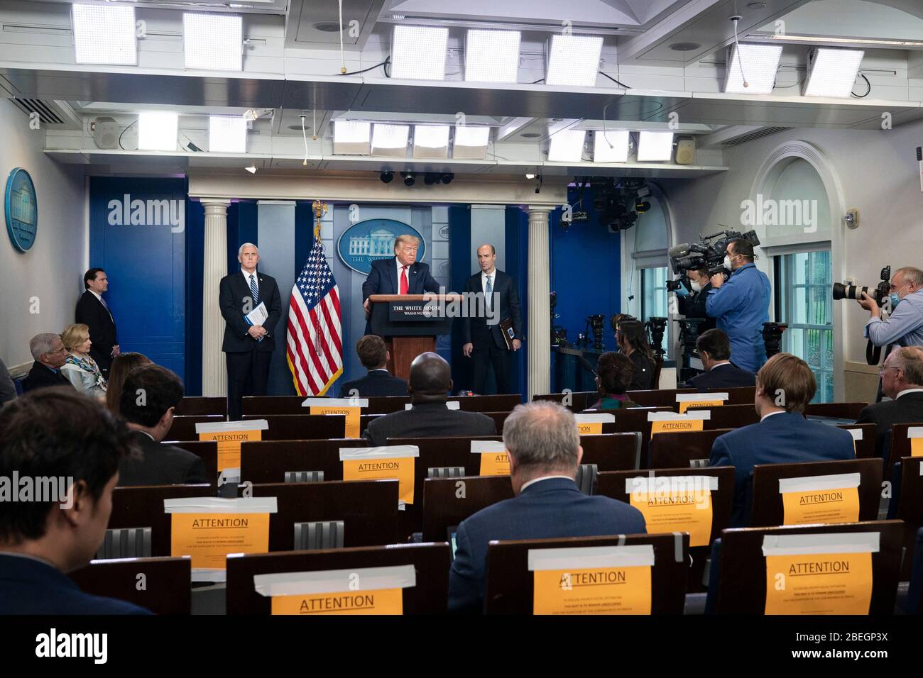Le président américain Donald Trump, écoute une question des journalistes lors du quotidien COVID-19, exposé sur le coronavirus dans la salle de presse de la Maison Blanche le 9 avril 2020 à Washington, DC. Banque D'Images