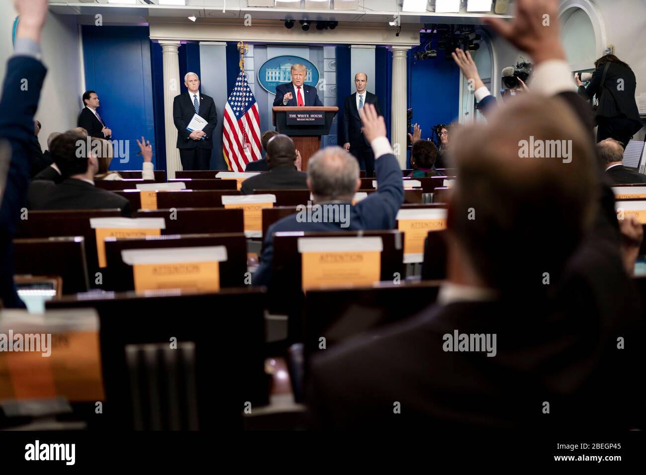 Le président américain Donald Trump, prend une question de journalistes lors du quotidien COVID-19, exposé sur le coronavirus dans la salle de presse de la Maison Blanche le 9 avril 2020 à Washington, DC. Banque D'Images