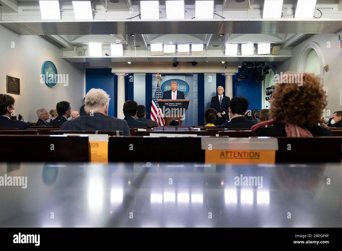 Le président américain Donald Trump répond à une question des journalistes lors du quotidien COVID-19, exposé sur le coronavirus dans la salle de presse de la Maison Blanche le 10 avril 2020 à Washington, DC. Banque D'Images
