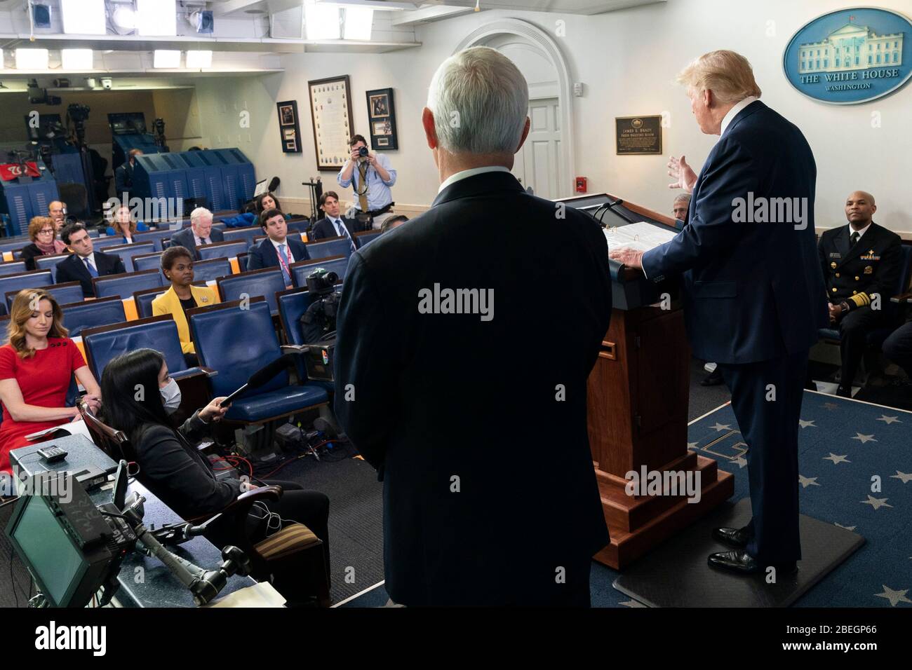 Le président américain Donald Trump répond à une question des journalistes lors du quotidien COVID-19, exposé sur le coronavirus dans la salle de presse de la Maison Blanche le 10 avril 2020 à Washington, DC. Banque D'Images