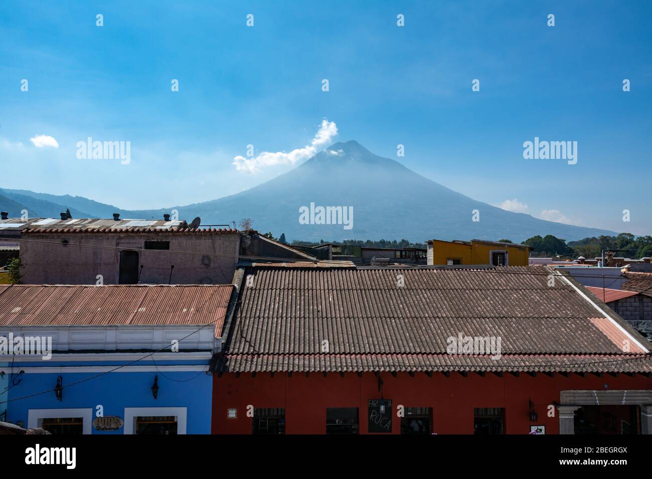 Vue sur Volcán de Agua donnant sur les toits des bâtiments d'Antigua, Guatemala Banque D'Images