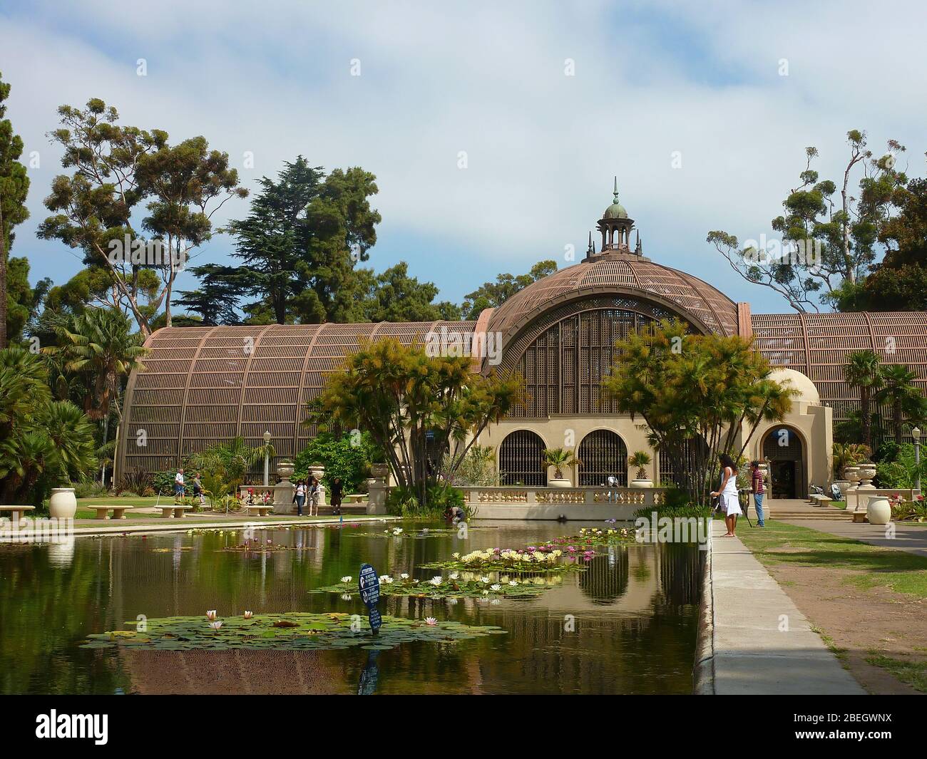San Diego, 20 AOÛT 2009 - vue extérieure du bâtiment botanique et de Lily Pond Banque D'Images