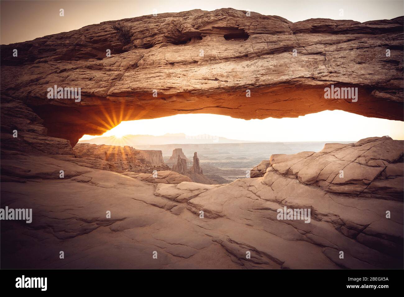 mesa arch coucher de soleil dans l'utah Banque D'Images