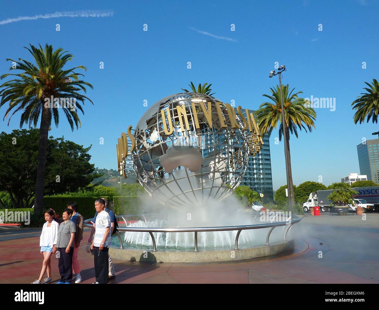 Los Angeles, 21 AOÛT 2009 - Hollywood, les gens autour de la fontaine l'entrée de Universal Studios Banque D'Images