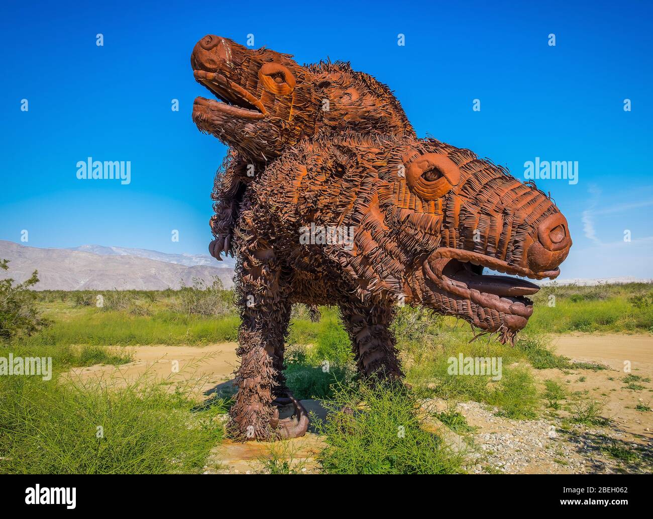 California, USA, mars 2019, Harlan's Ground Sloth Metal sculpture de l'artiste Ricardo Breceda dans le parc national du désert d'Anza-Borrego Banque D'Images