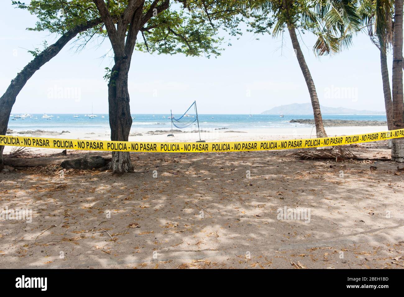 Ruban policier limitant l'accès aux plages fermées au Costa Rica pendant la période de Covid-19 Banque D'Images