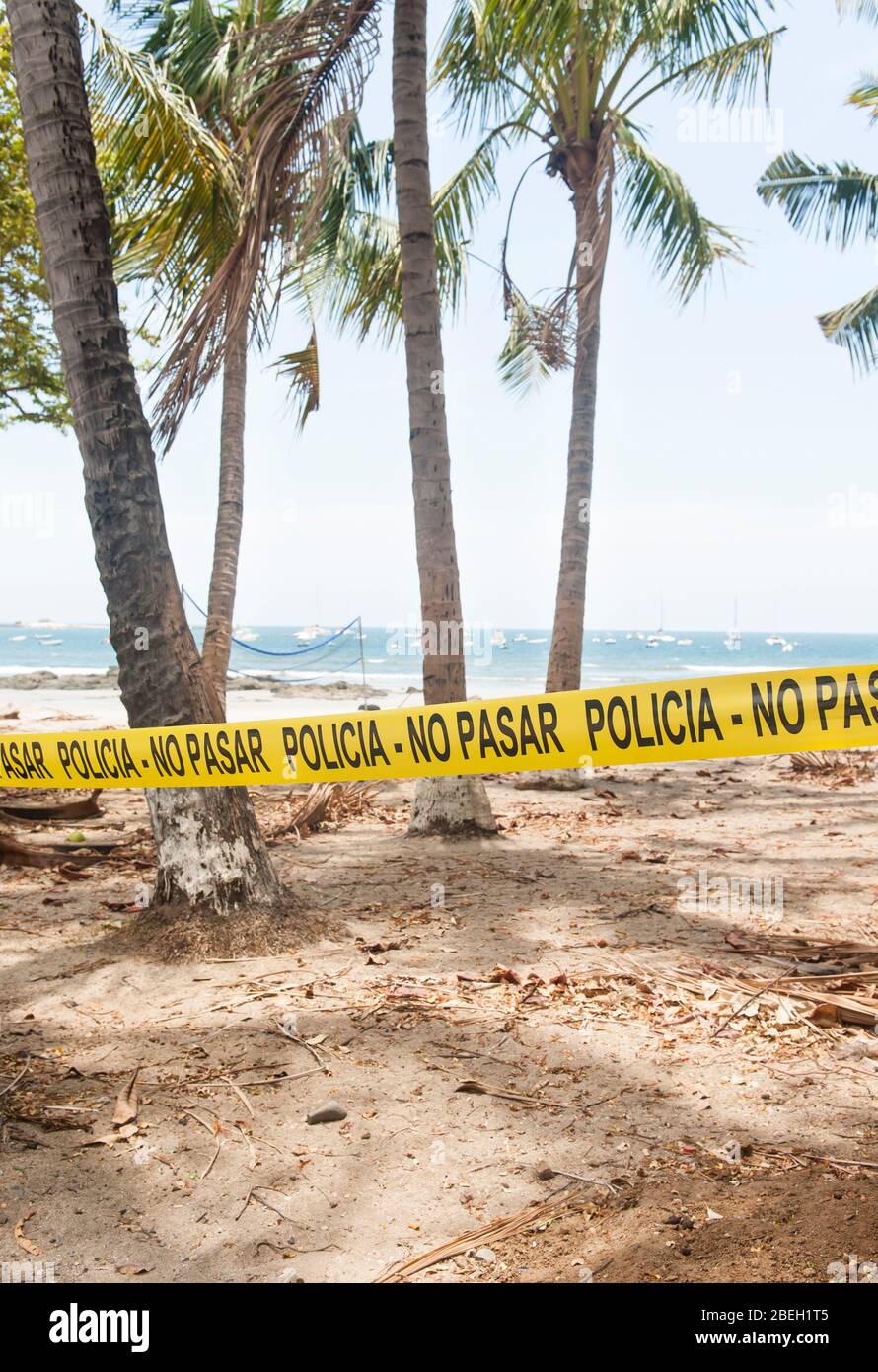 Plage fermée au Costa Rica bloquée avec des bandes de police pendant Covid-19 Banque D'Images