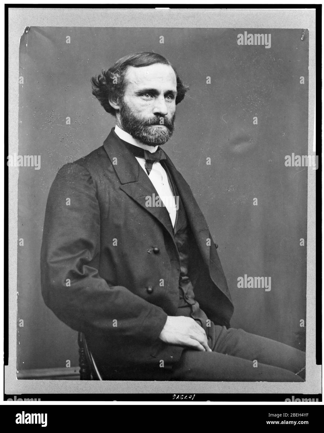 Henry Laurens Dawes, sénateur de Massachusetts, trois-quarts portrait en pied, assis, faisant face à droite Banque D'Images