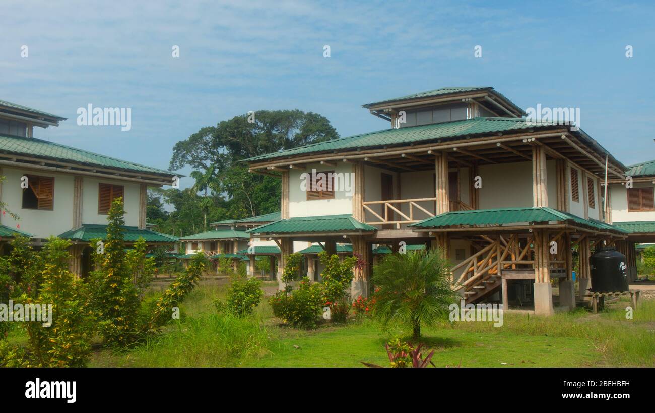 Lago Agrio, Sucumbios / Equateur - 20 février 2020: Vue des maisons modernes dans la communauté du millénaire Cofan Dureno au milieu de la jungle Banque D'Images