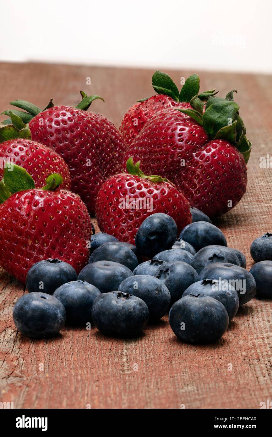 Fraises et bleuets par James D Coppinger/Dembinsky photo Assoc Banque D'Images