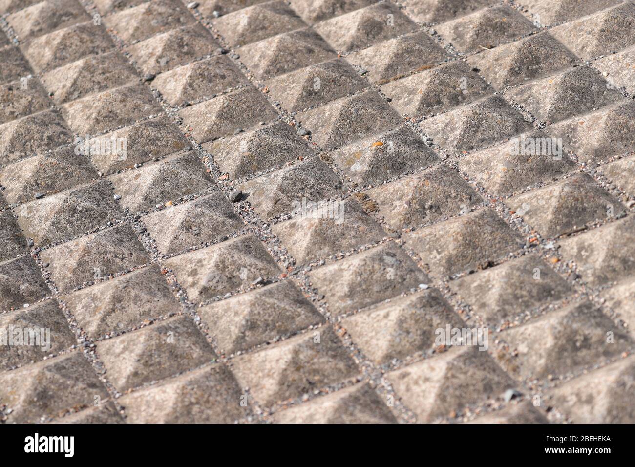 Pavage en pierre de type pyramide, qui sépare un sentier de la route sur l'échangeur d'Austhorpe à Leeds. Banque D'Images