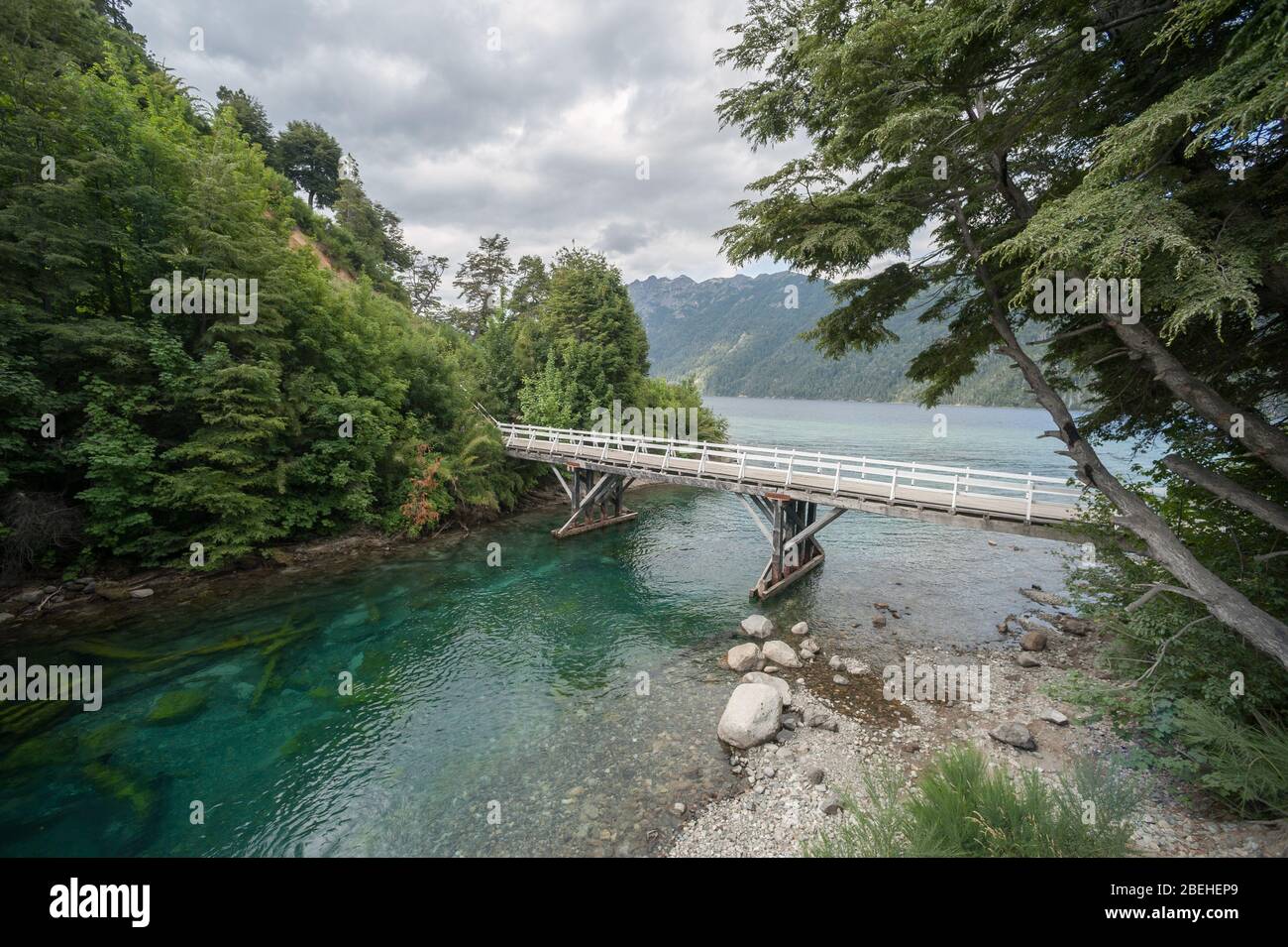 Une rivière très courte (200 mètres) reliant deux lacs près de la Villa la Angostura Banque D'Images