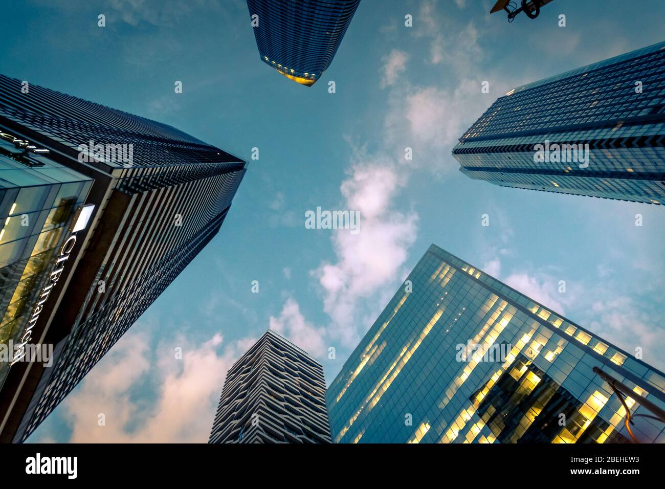 TORONTO, ONTARIO / CANADA - 20 SEPTEMBRE 2019 : centre-ville de Toronto. Soir Banque D'Images