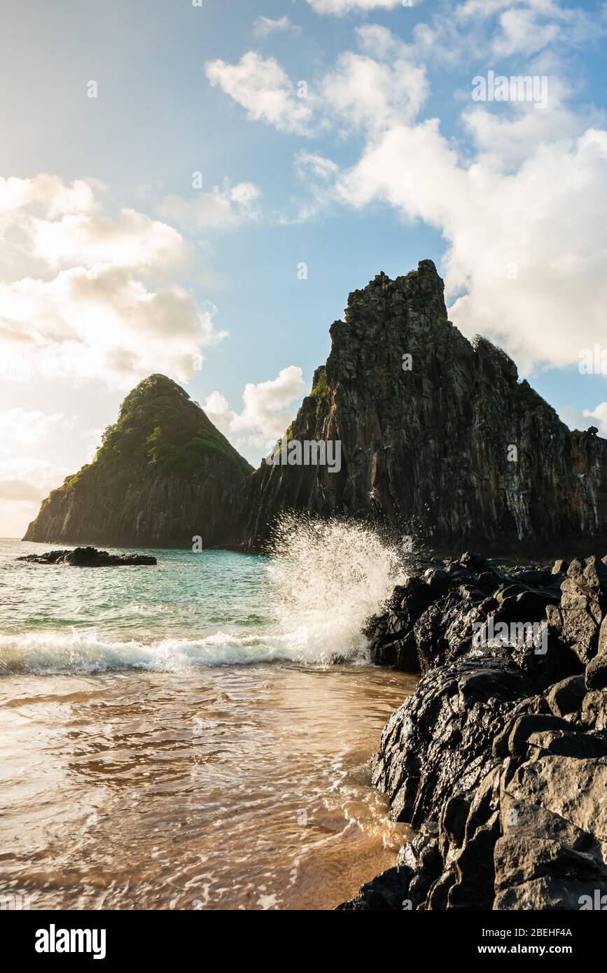 Magnifique coucher de soleil à la plage de Cacimba do Padre avec vue sur la colline de Dois Irmaos et l'eau claire turquoise, à Fernando de Noronha, patrimoine mondial de l'UNESCO Banque D'Images