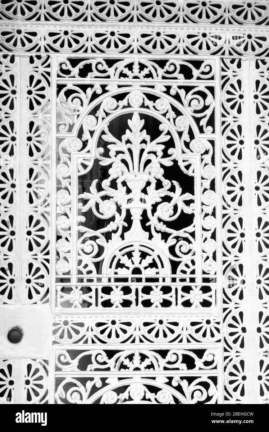 Porte ornée sur la place Derek Walcott, Castries, St. Lucie, Caraïbes Banque D'Images