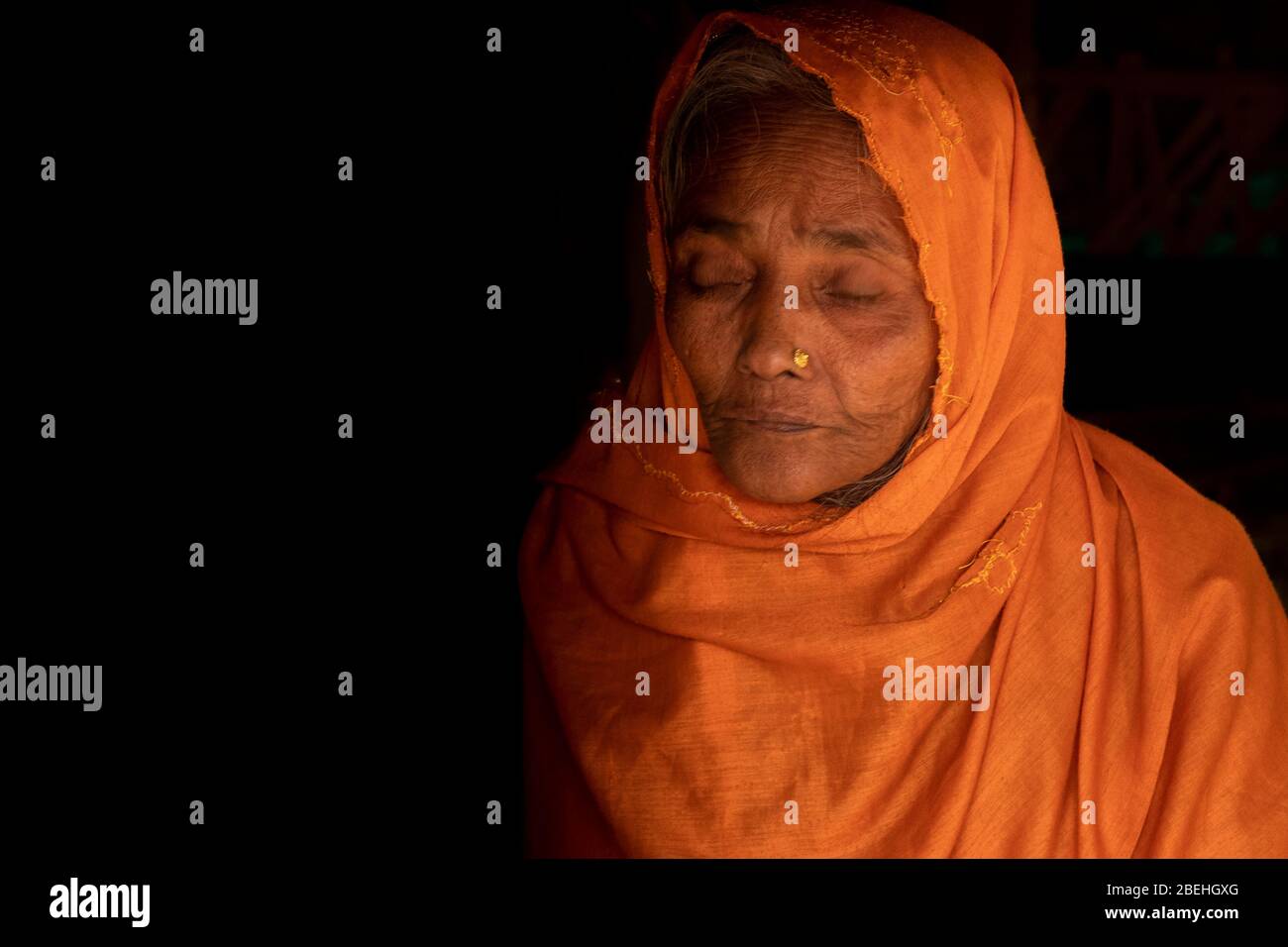 Rohingya femme âgée dans un camp de réfugiés, au sud de Cox's Bazar près de la frontière avec le Myanmar. Banque D'Images