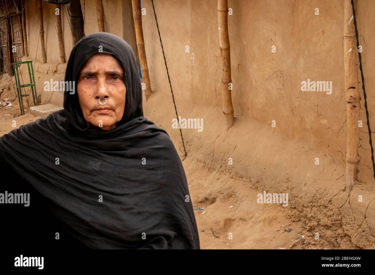 Rohingya femme âgée dans un camp de réfugiés, au sud de Cox's Bazar près de la frontière avec le Myanmar. Banque D'Images