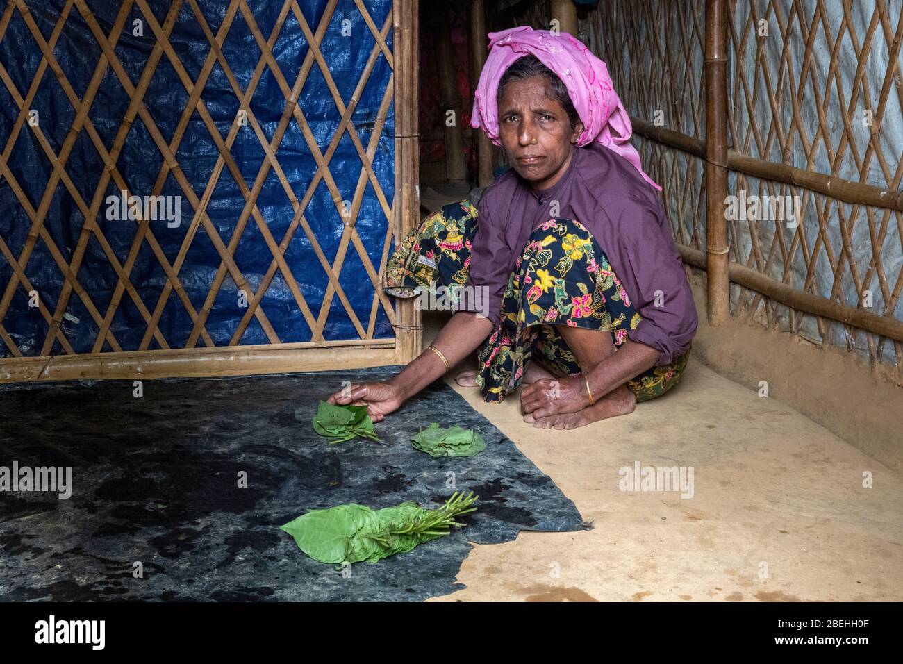 Rohingya femme âgée dans un camp de réfugiés, au sud de Cox's Bazar près de la frontière avec le Myanmar. Banque D'Images