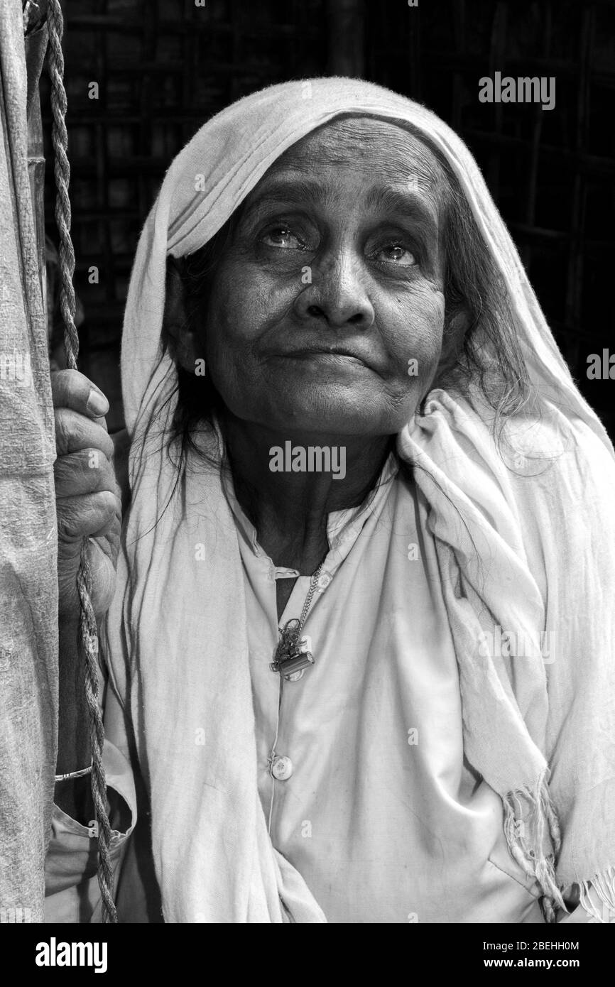 Désespérée Rohingya femme âgée dans un camp de réfugiés, au sud de Cox's Bazar près de la frontière avec le Myanmar. Banque D'Images