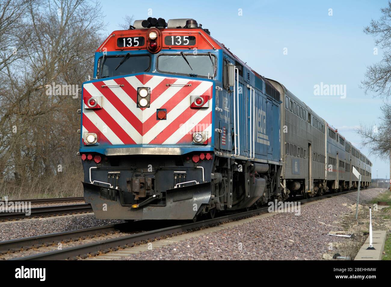 Lafox, Illinois, États-Unis. Une locomotive Metra qui tire son train de banlieue de Chicago avant d'arriver à Lafox, Illinois. Banque D'Images