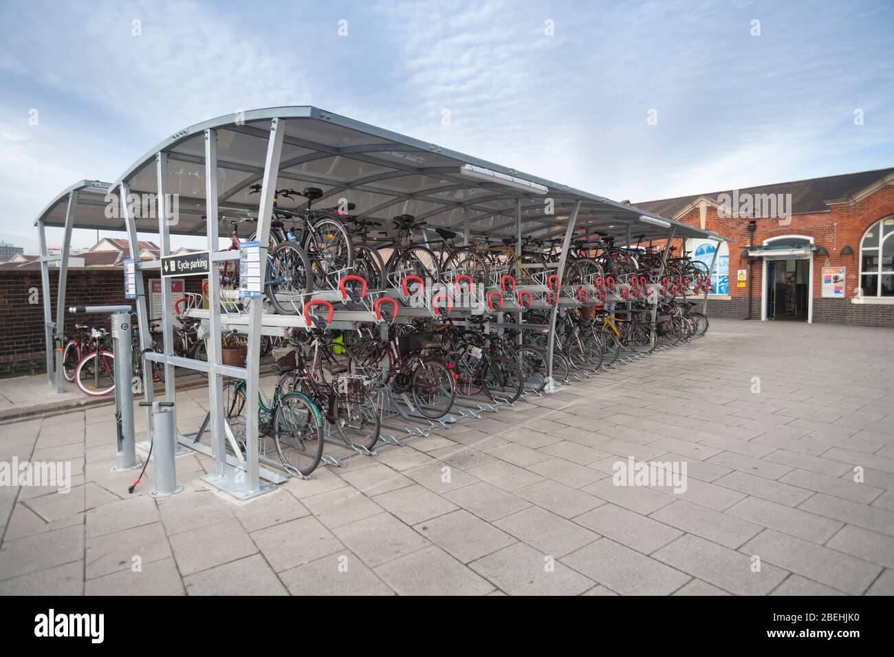 Gare de Clapham Junction - porte-vélos devant l'entrée de la gare principale Banque D'Images