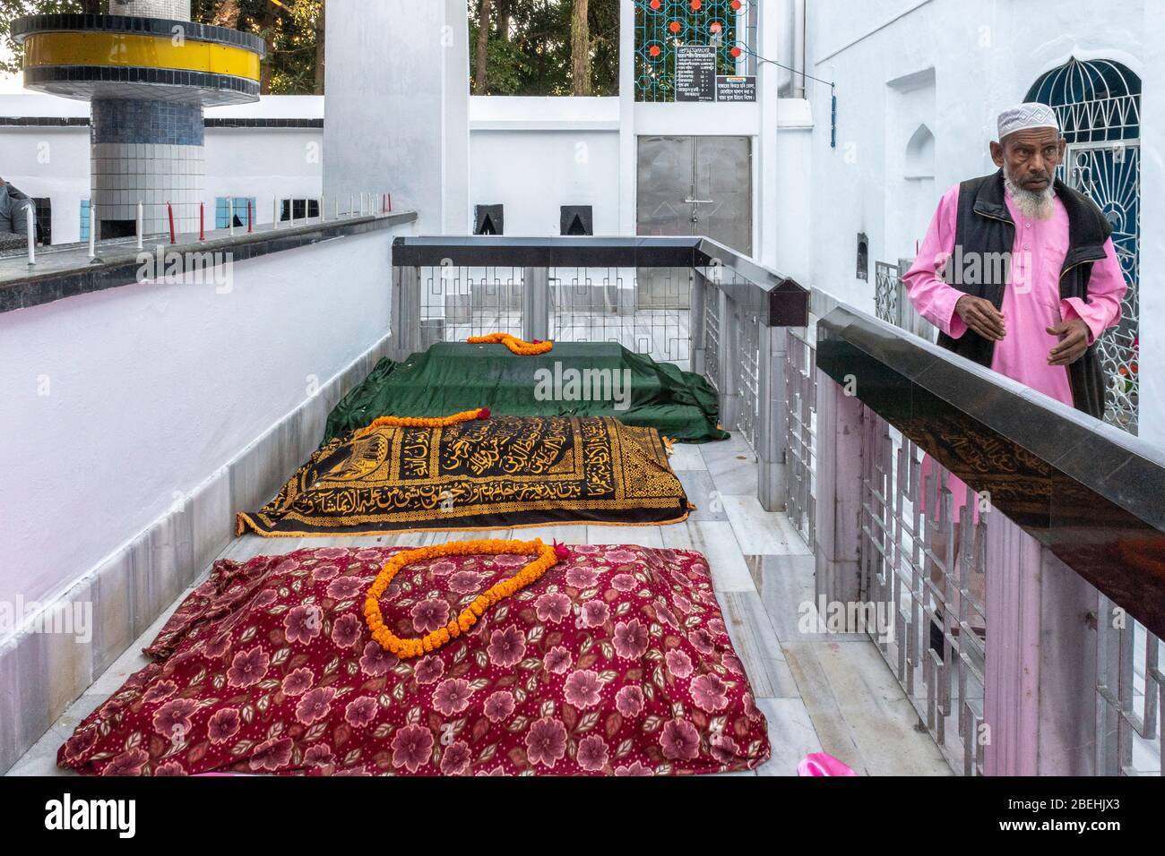 Homme marchant près de la tombe de Hazrat Shah Jalal, Hazrat Shahjalal Mazar Sharif, tombe de Hazrat Shah Jalal, Sylhet, Bangladesh Banque D'Images