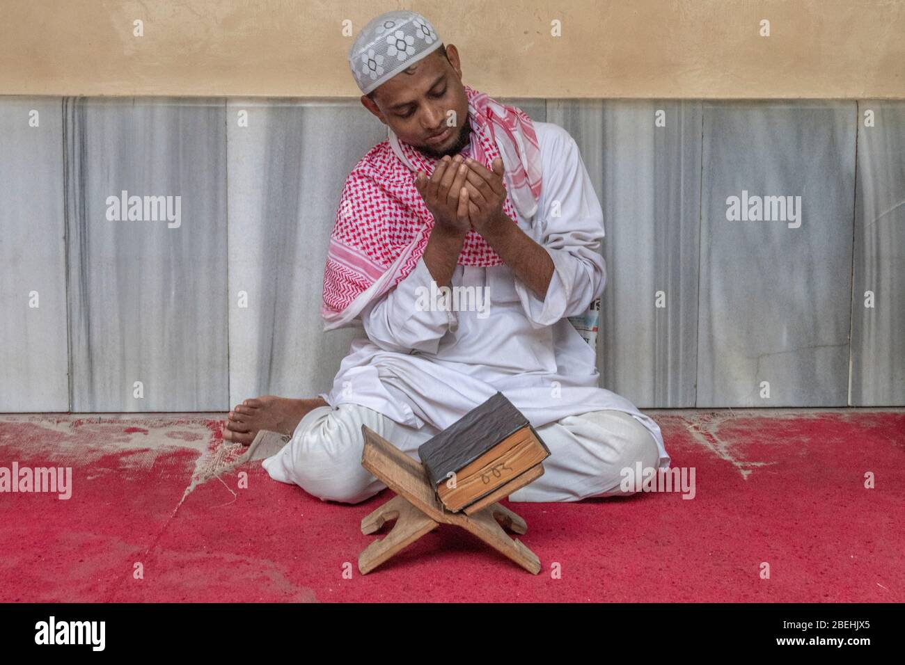 Sufi Man priant à Hazrat Shahjalal Mazar Sharif, tombe de Hazrat Shah Jalal, Sylhet, Bangladesh Banque D'Images