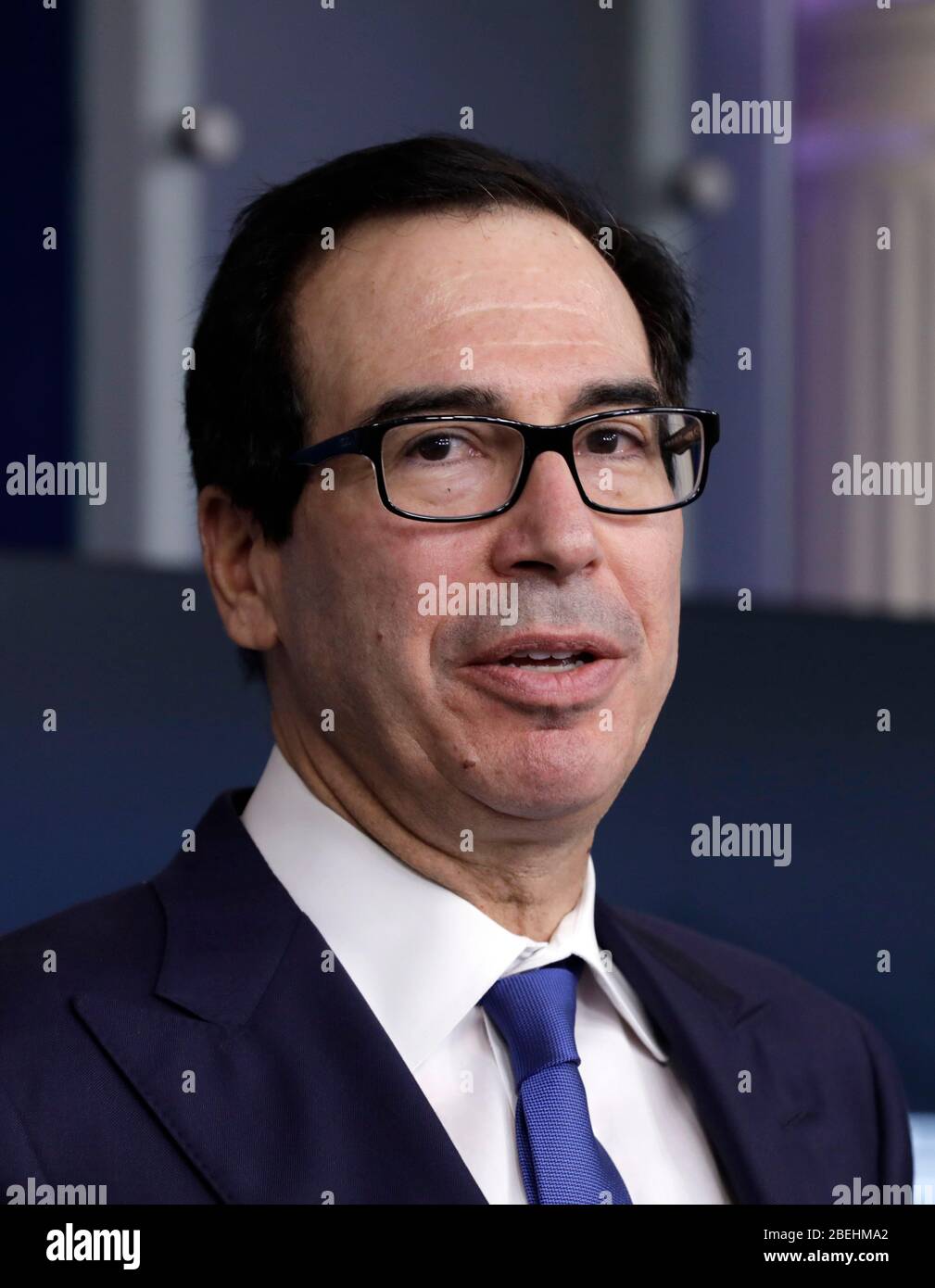 Le secrétaire au Trésor des États-Unis, Steven T. Mnuchin, s'exprime lors de la séance d'information de presse du Groupe de travail sur le coronavirus à la Maison Blanche à Washington le 13 avril 2020. Crédit: Yuri Gripas/Pool via CNP /MediaPunch Banque D'Images