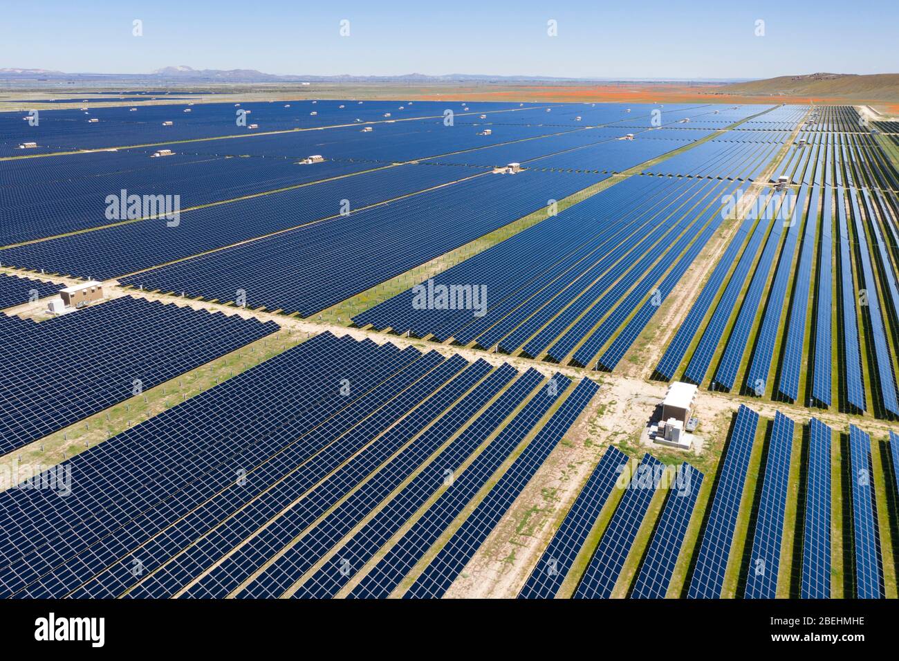 Vue aérienne du ranch solaire solaire photovoltaïque (PV) vert dans la vallée de l'Antelope dans le désert de Mojave en Californie Banque D'Images
