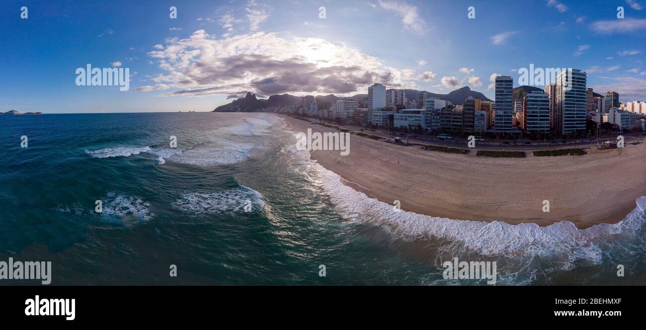 Large panorama de la plage et du boulevard d'Ipanema près de la plage vide pendant l'éclosion du virus COVID-19 Corona avec des nuages spectaculaires sur deux montagnes de frères Banque D'Images