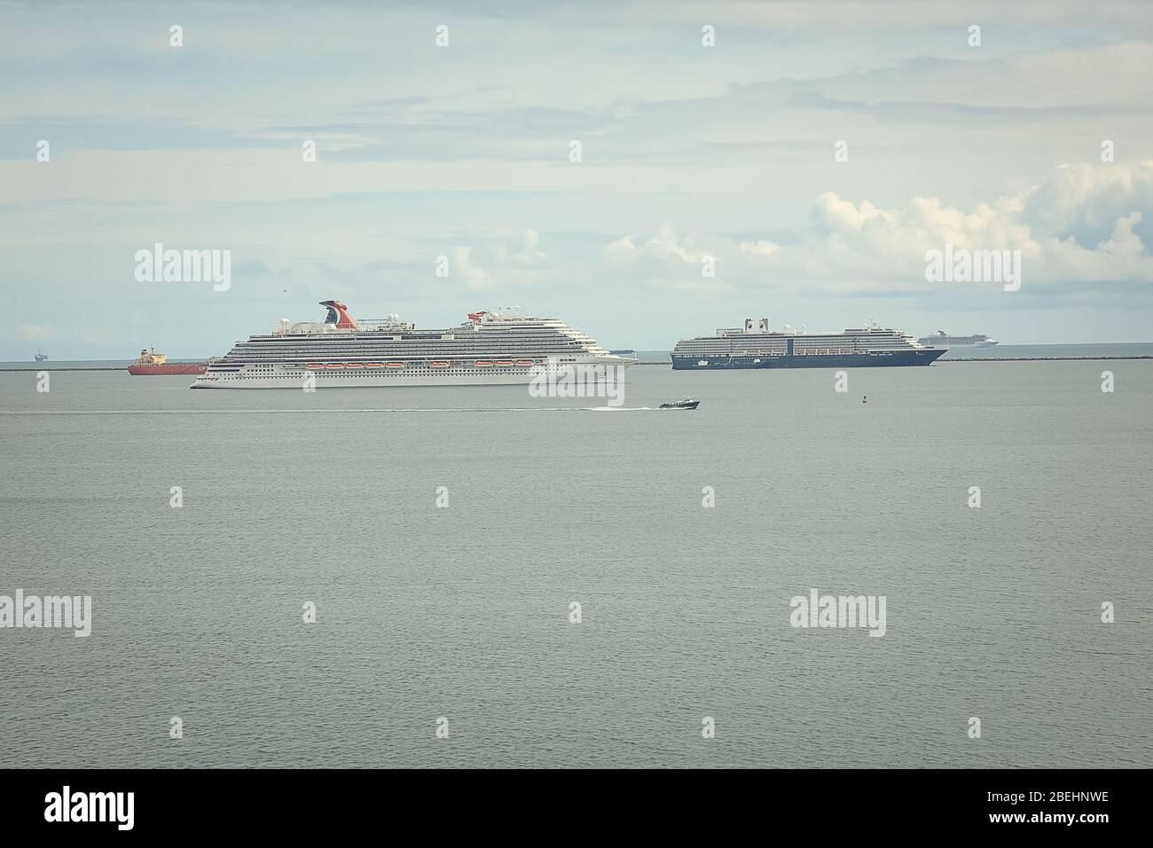 les bateaux de croisière vides amarrés au large du rivage en raison de l'arrêt de voyages non essentiels pendant la pandémie de coronavirus de 2020. la longue plage calfornia, ont suspen Banque D'Images