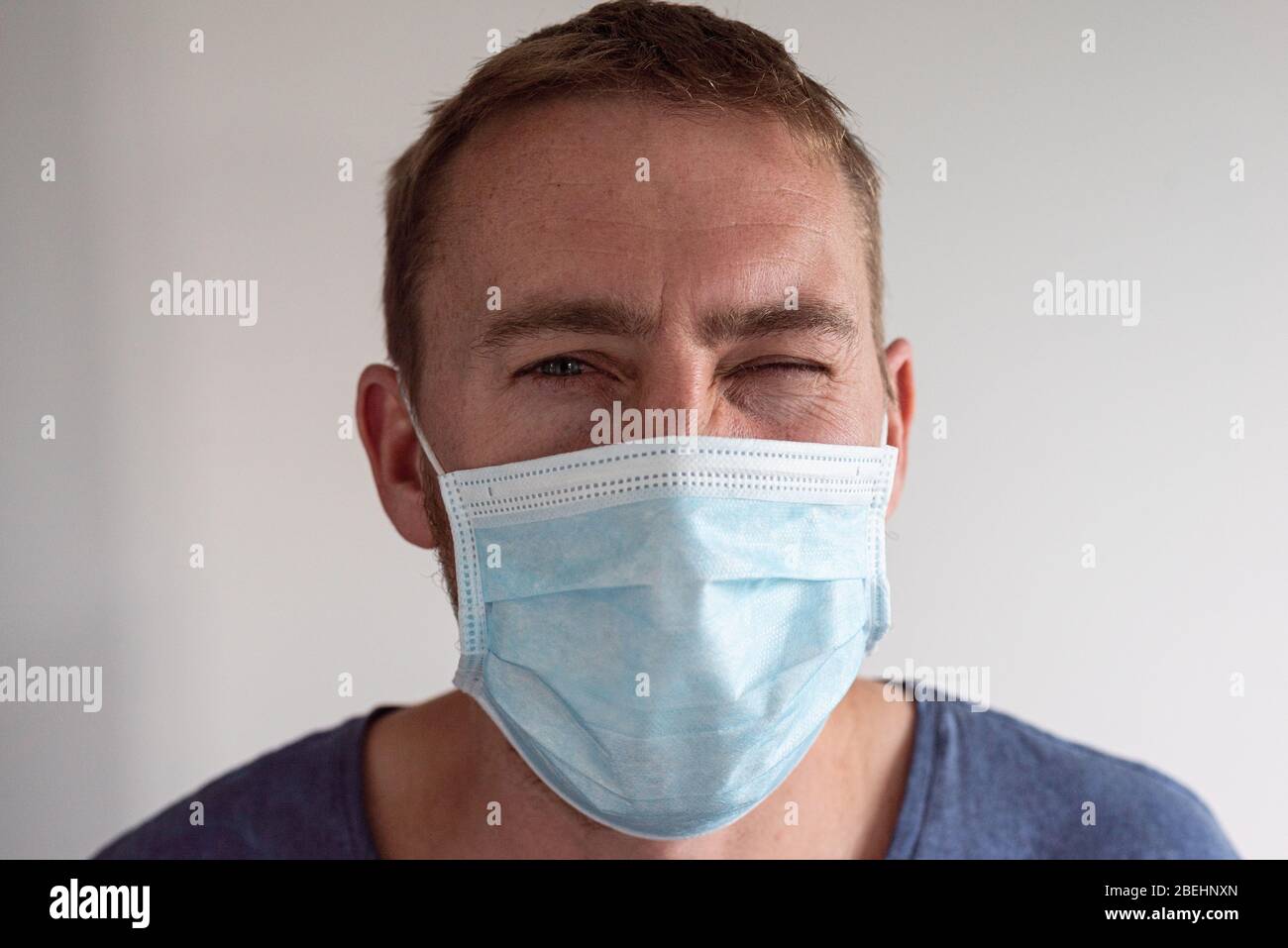 Homme portant un masque facial pendant la pandémie de Covid-19 Banque D'Images