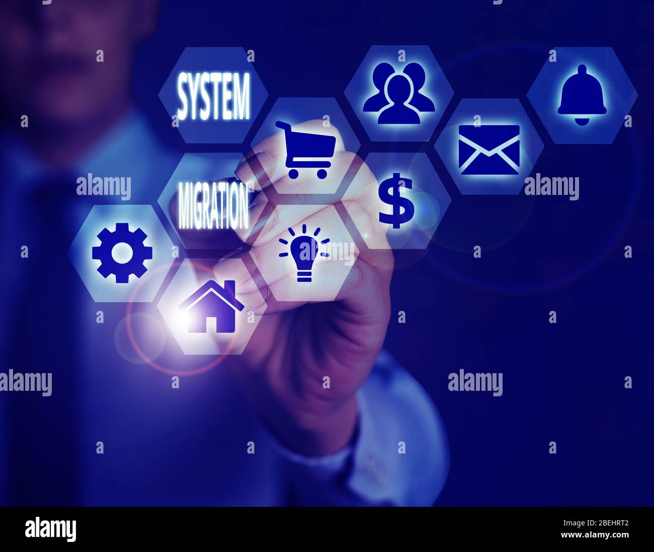 Écriture manuelle conceptuelle montrant la migration du système. Concept signifie passer de l'utilisation d'un environnement d'exploitation à un autre Banque D'Images
