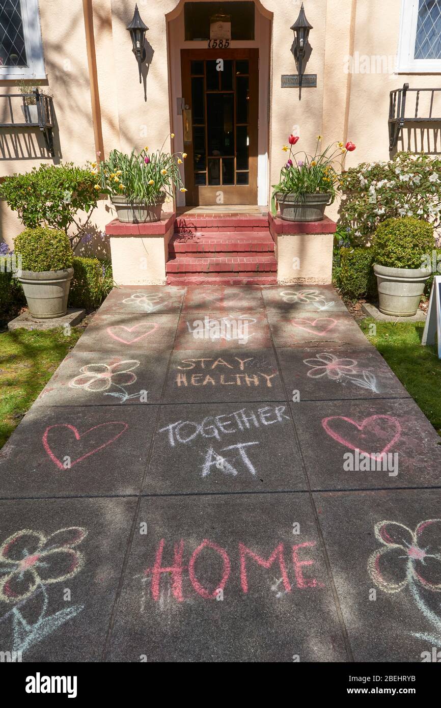 Vancouver, Canada, 11 avril 2020. L'écriture de craie colorée des enfants rappelle aux passants de rester en santé à la maison pendant la pandémie de COVD-19. Banque D'Images