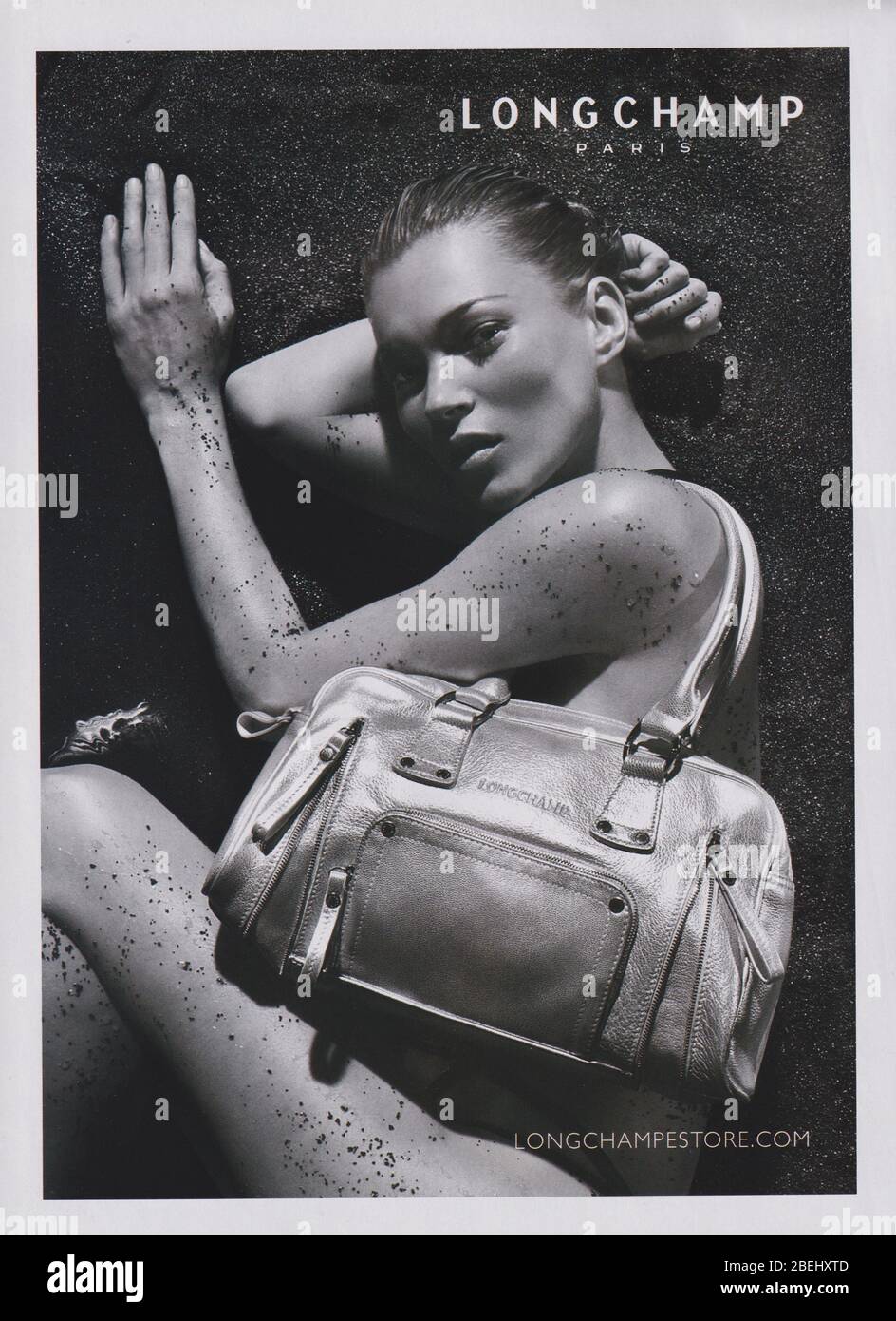 Affiche publicitaire maison de mode Longchamp avec Kate Moss dans le magazine papier de 2007 ans, publicité, publicité créative Longchamp des années 2000 Banque D'Images