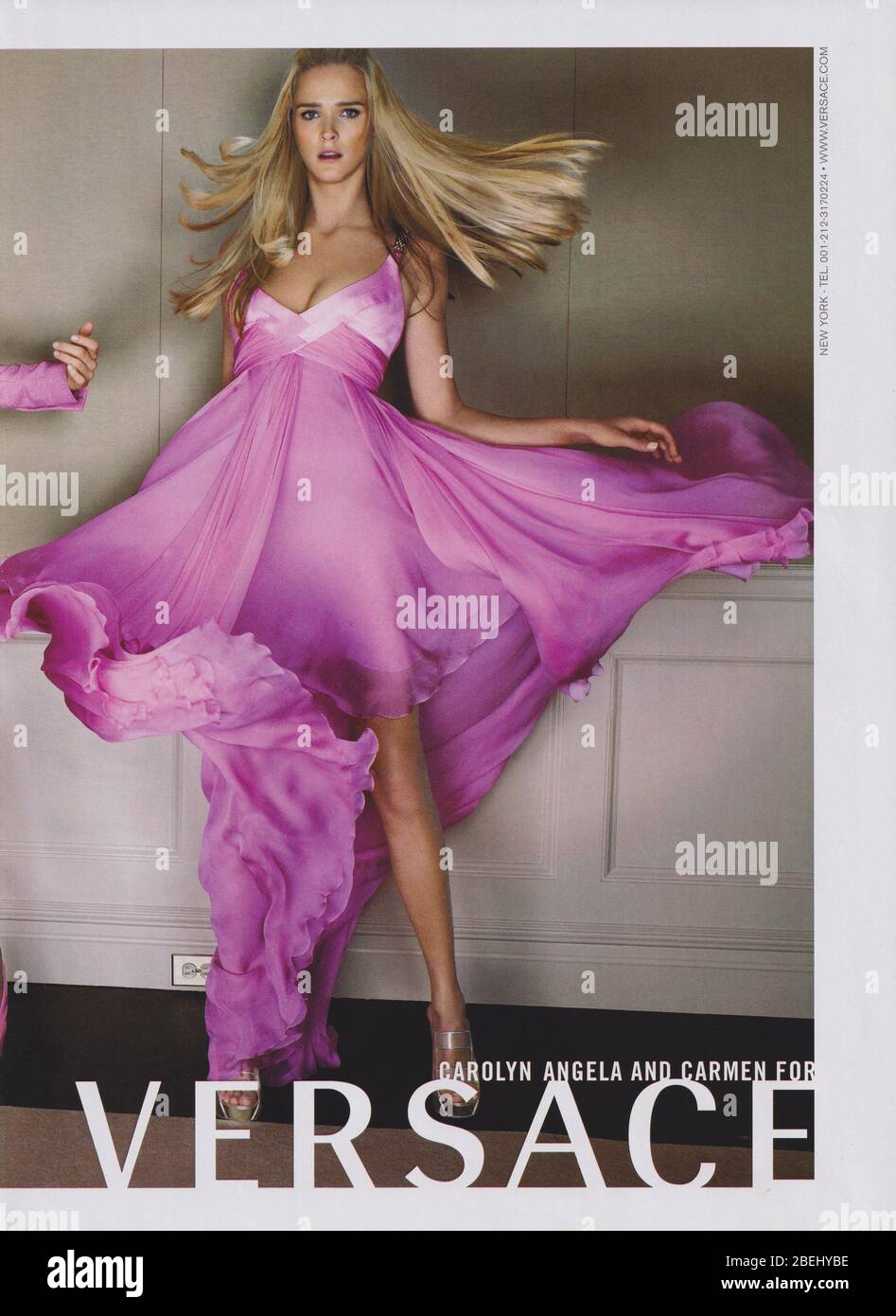 Affiche publicitaire MAISON de mode VERSACE avec Carmen Kass dans un magazine papier de 2007, publicité, publicité créative VERSACE 2000 Banque D'Images