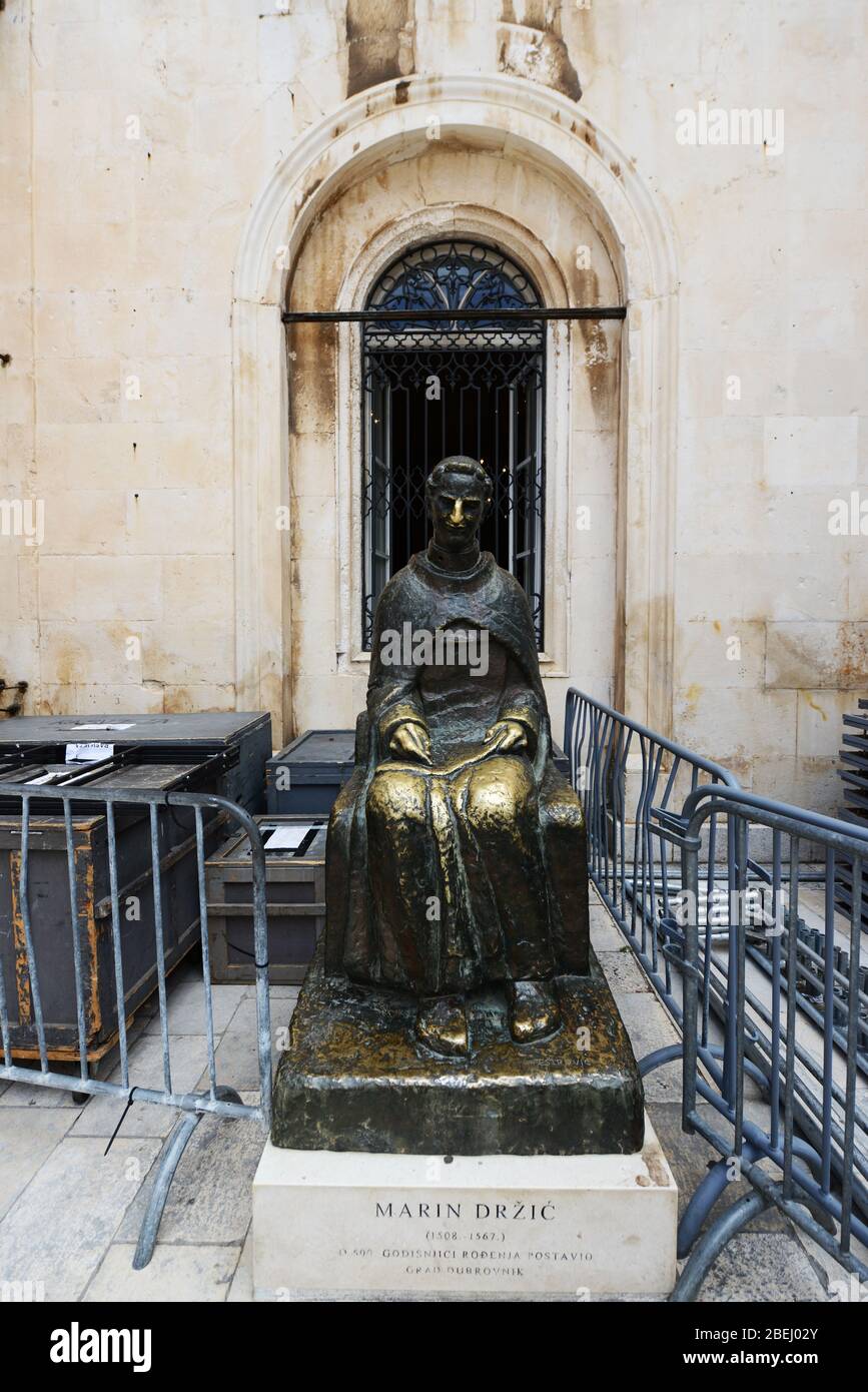 Statue de Marin Držić ( célèbre écrivain de Dubrovnik ) dans la vieille ville de Dubrovnik, Croatie. Banque D'Images