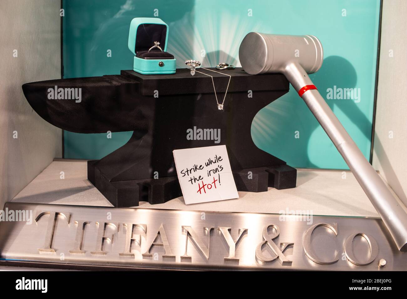 Bruxelles, Belgique, Janvier 2020: Magasin de bijoux Tiffany, vielle, exposition avec bijoux en diamant, bagues, colliers, boucles d'oreilles de Tiffany & Co. Banque D'Images Bruxelles, Belgique, Janvier 2020: Magasin de bijoux Tiffany, vielle, exposition avec bijoux en diamant, bagues, colliers, boucles d'oreilles de Tiffany & Co. Banque D'Images