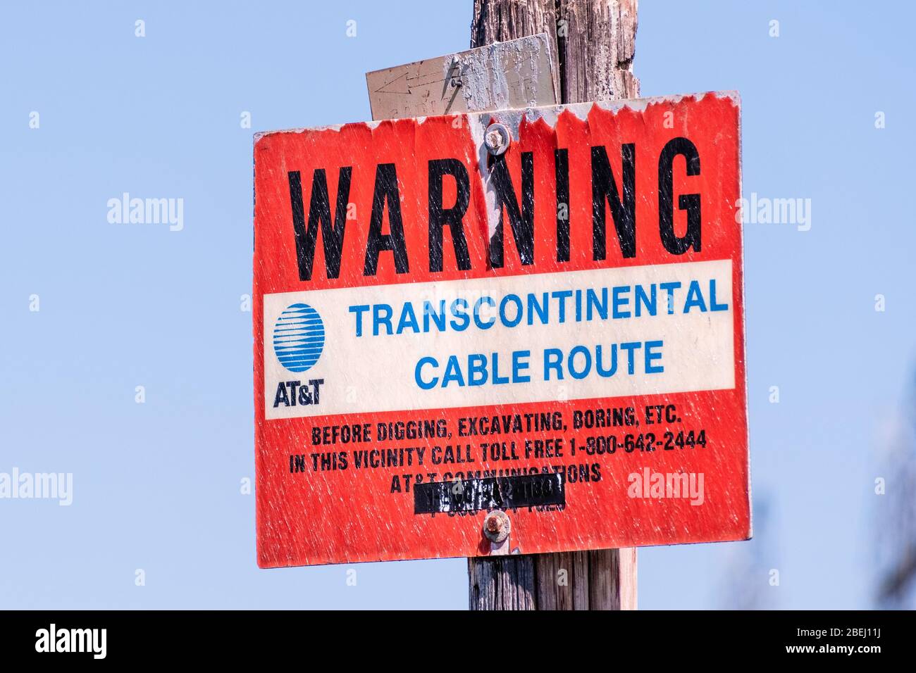 16 mars 2019 Carrizo Plains / CA / USA - gros plan de l'avertissement de la présence d'UNE route de câble TRANSCONTINENTAL AT&T et de demander à appeler avant Banque D'Images