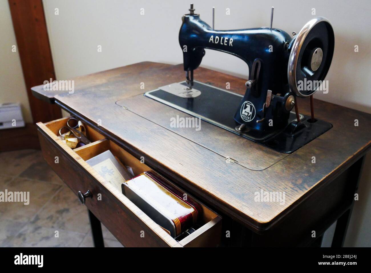 Table de machine à coudre vintage Banque de photographies et d'images à  haute résolution - Alamy
