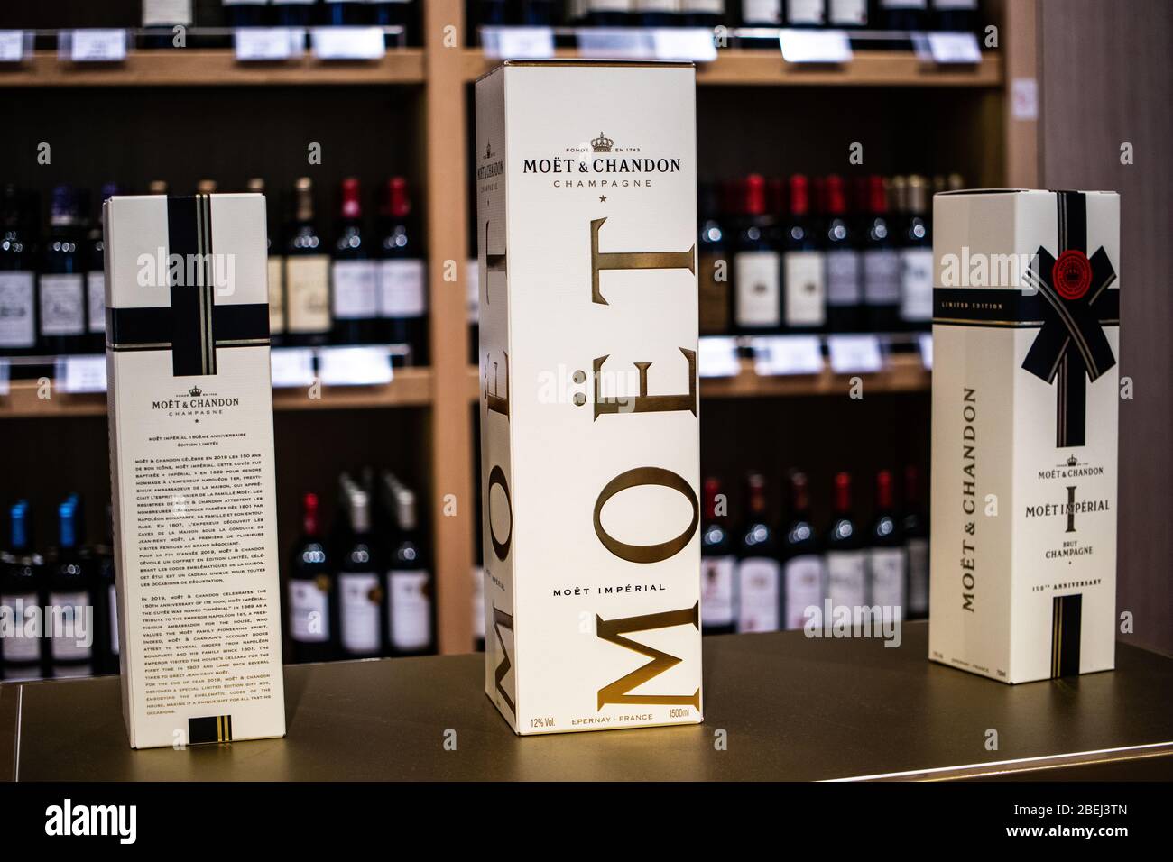 Bruxelles, Belgique, janvier 2020: Bouteilles de champagne Moet Chandon en vente Banque D'Images