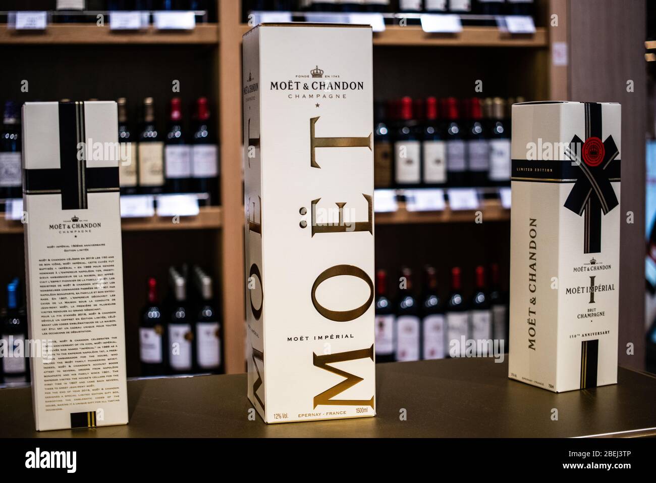 Bruxelles, Belgique, janvier 2020: Bouteilles de champagne Moet Chandon en vente Banque D'Images