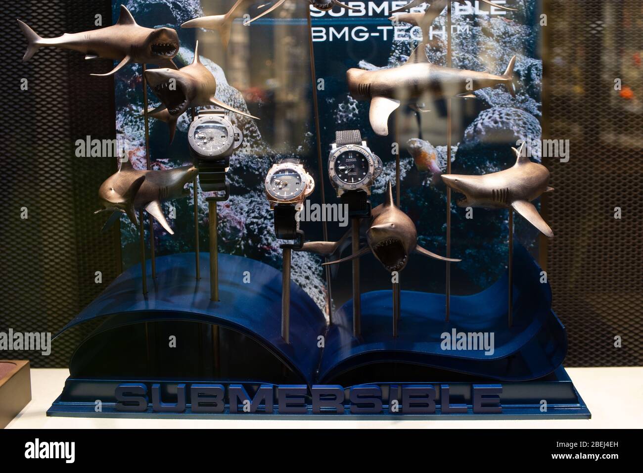 Genève, Suisse, mars 2020 Panerai fenêtre Store avec montres mécaniques à la mode à vendre, de luxe italien montre fabricant Officine Panerai Banque D'Images Genève, Suisse, mars 2020 Panerai fenêtre Store avec montres mécaniques à la mode à vendre, de luxe italien montre fabricant Officine Panerai Banque D'Images