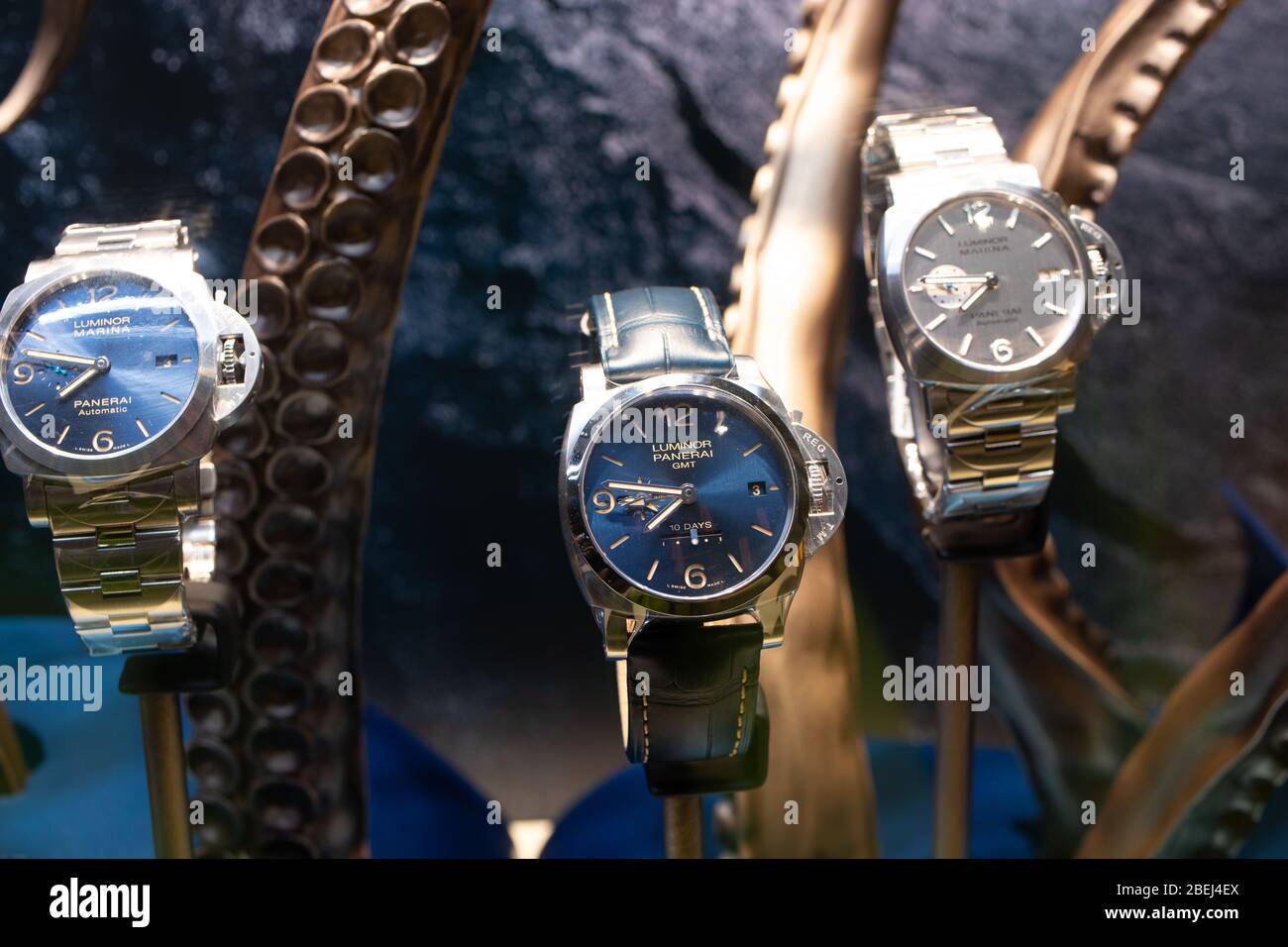 Genève, Suisse, mars 2020 Panerai fenêtre Store avec montres mécaniques à la mode à vendre, de luxe italien montre fabricant Officine Panerai Banque D'Images Genève, Suisse, mars 2020 Panerai fenêtre Store avec montres mécaniques à la mode à vendre, de luxe italien montre fabricant Officine Panerai Banque D'Images