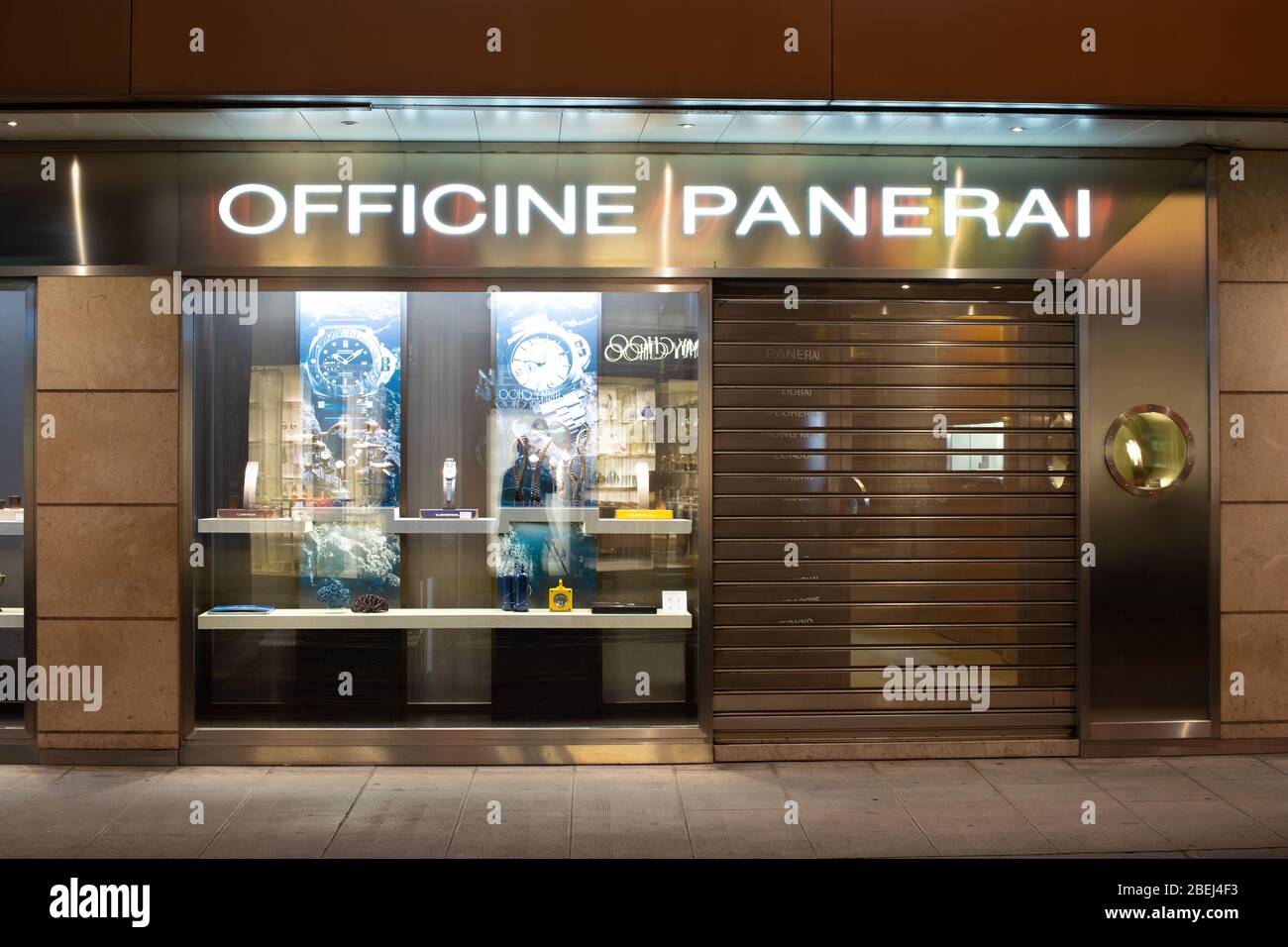 Genève, Suisse, mars 2020 Panerai fenêtre Store avec montres mécaniques à la mode à vendre, de luxe italien montre fabricant Officine Panerai Banque D'Images Genève, Suisse, mars 2020 Panerai fenêtre Store avec montres mécaniques à la mode à vendre, de luxe italien montre fabricant Officine Panerai Banque D'Images