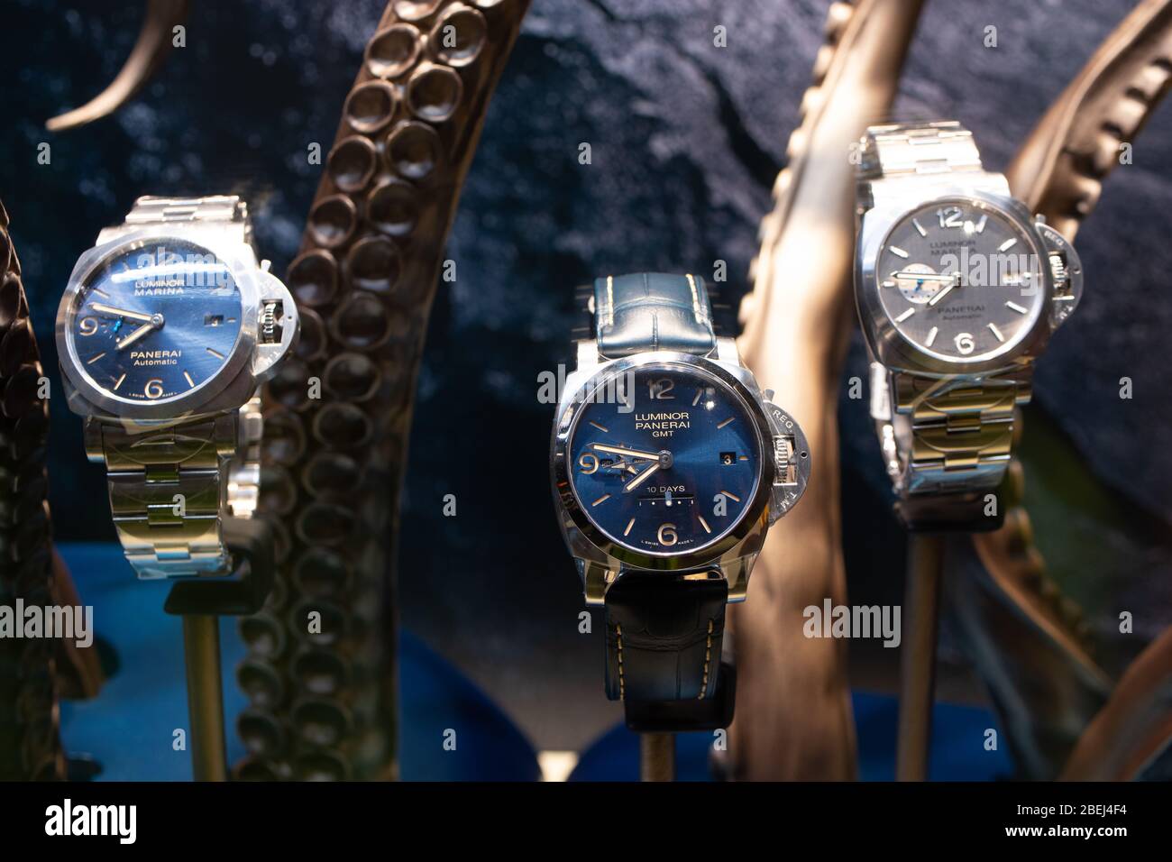 Genève, Suisse, mars 2020 Panerai fenêtre Store avec montres mécaniques à la mode à vendre, de luxe italien montre fabricant Officine Panerai Banque D'Images Genève, Suisse, mars 2020 Panerai fenêtre Store avec montres mécaniques à la mode à vendre, de luxe italien montre fabricant Officine Panerai Banque D'Images