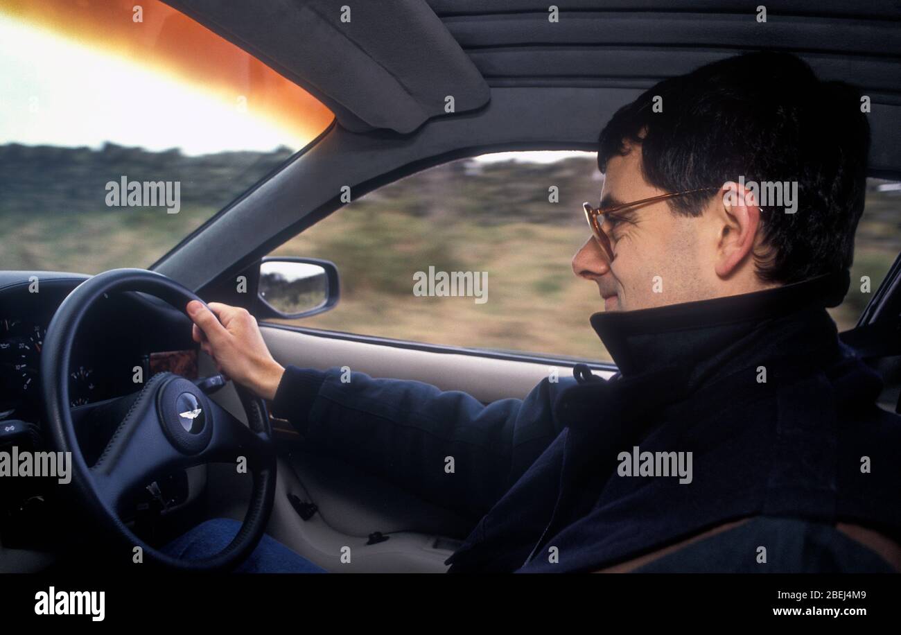 Rowan Atkinson conduisant son Aston Martin Virage 1989 .Location Northumberland UK Banque D'Images