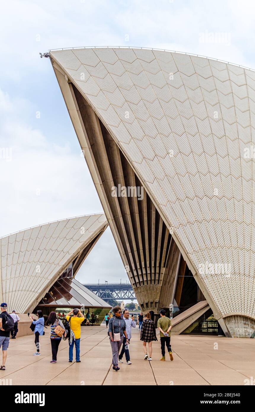 Détails sur le toit de l'Opéra de Sydney et des touristes Banque D'Images